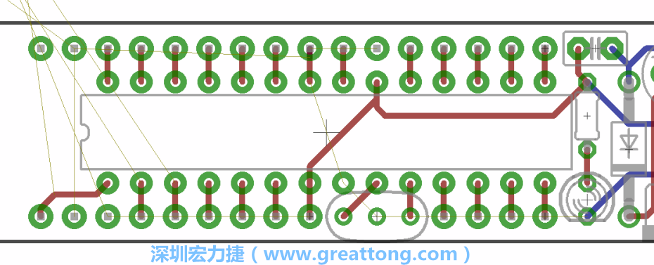 諧振器應擺放在ATmega微控制器的針腳8、9和10旁邊，在共鳴器和微控制器中間的高頻信號線應該要愈短愈好，此外，其它的信號線應該要遠離這個區域且配置在諧振器的下方，這樣做是為了防止不必要的無線電波干擾。