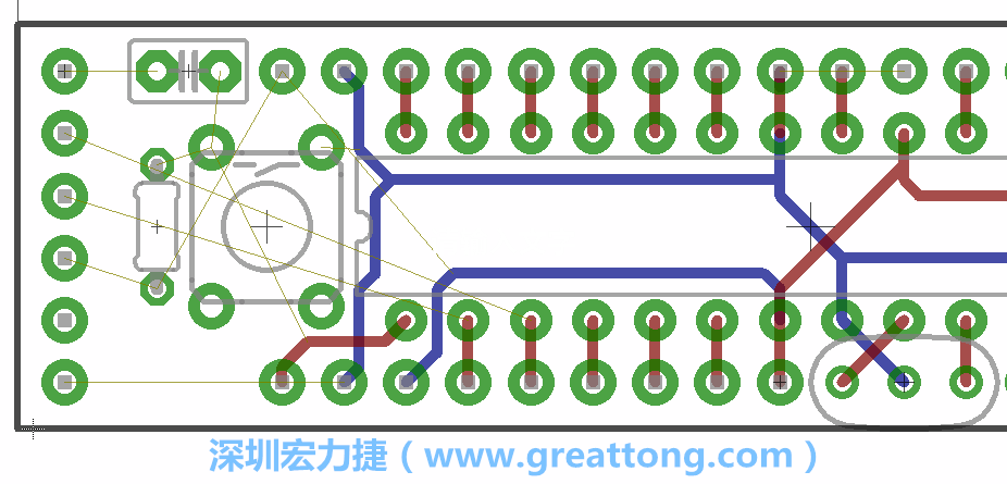 到目前為止，你應該只剩下四個部分還未進行布線，10K重置上拉電阻器、重置電容和1×6的序列排針。