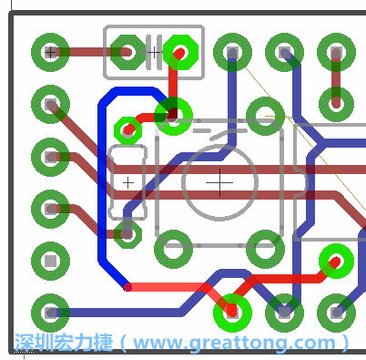 為了要創造一個電路通道，首先要先點擊重置開關的連結點進行布線，在電路板的背面繪制線路直到其它線路前的乾淨區域。